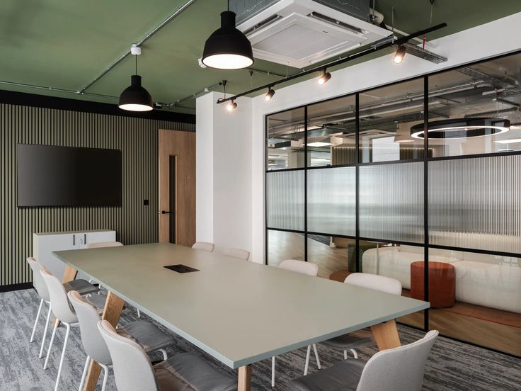 Spaces designed to spark creativity and collaboration. From workshops and training seminars to company celebrations—our office environments are outfitted with the essentials to help meet your business needs.